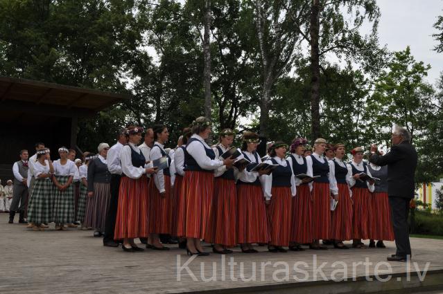 Jauktais koris estrādē XXV Dziesmu svētku atklāšanas pasākumā 30.06.1013.